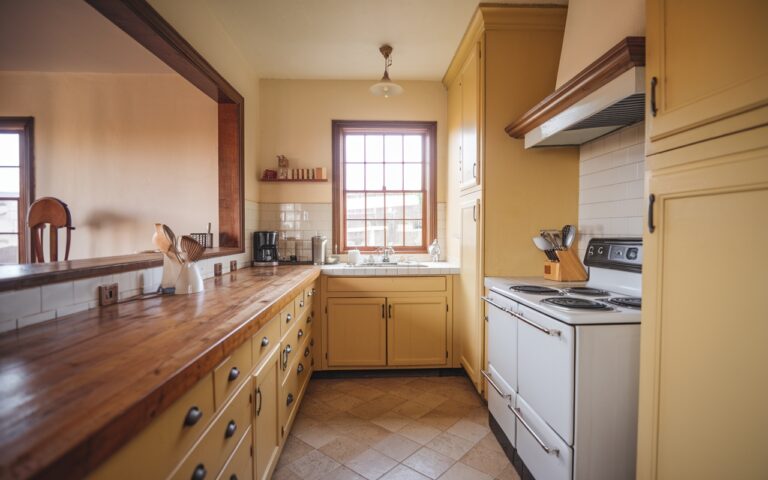 Questo legno liquido Ritique It che trasforma i tuoi armadi da cucina arancioni in un giorno: il metodo senza carteggiatura proveniente dal Nord America